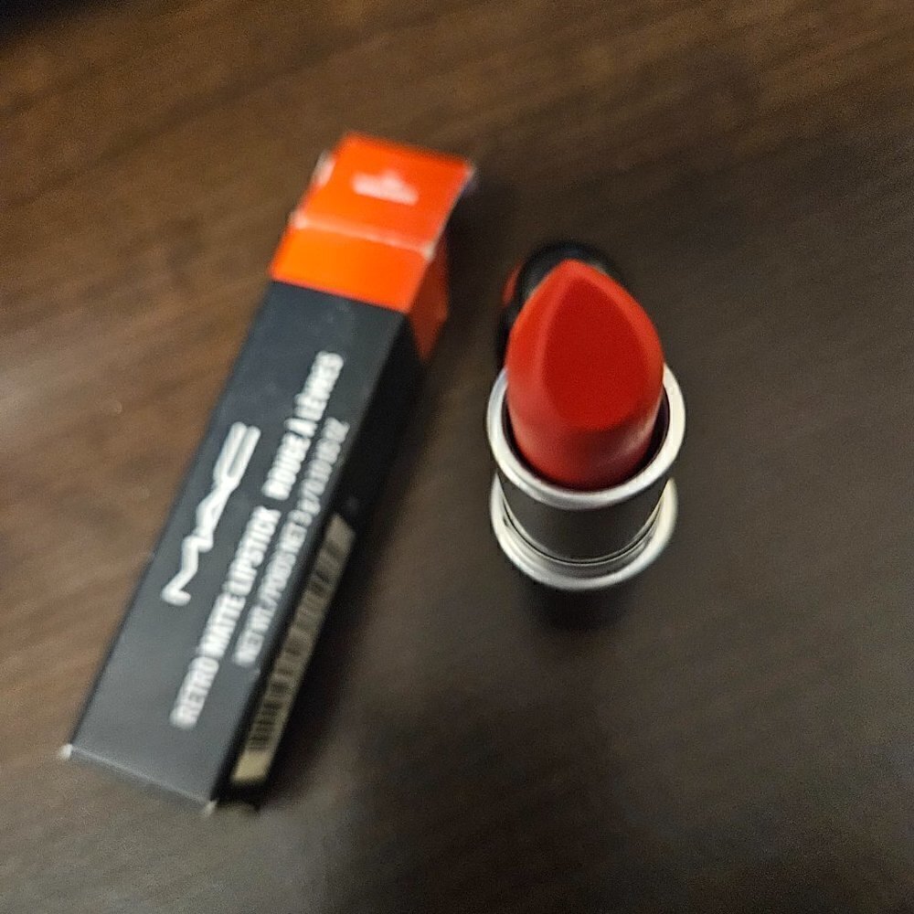 Mac Retro Matte Lipstick in Dangerous (NIB)